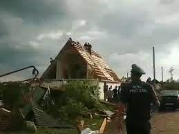 На записи видны упавшие деревья и столбы, разобранные дома, завалы из досок и бревен. A4 7f4tfbbm5jm