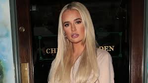 Molly is definitely a petite one, standing 5 feet 6 inches and weighing 105 pounds. Molly Mae Hague Admits Going On Love Island Was A Business Move Grazia