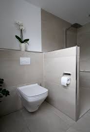 Seniorengerechtes Bad In Naturtonen Badezimmer Kleine Badezimmer Badezimmer Dusche Fliesen