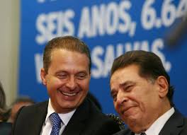 Como as histórias de "Rompendo Distâncias" atravessam quatro épocas  diferentes, existem quatro personagens que são partes de duas épocas, sendo  jovens em uma de idosos na outra, sendo testemunhas vivas do núcleo