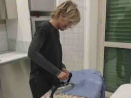 Non per nulla, fino a qualche tempo fa, adorava trascorrere weekend e periodi di lungo e salutare relax a fregene, la nota località balneare sita a pochi chilometri da roma. Maria De Filippi Versione Casalinga L Avete Mai Vista Mentre Stira Meteoweek