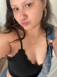 Hi everyone! My name is Ashley. I live in a 2bed/2bath fully furnished  apartment in West Ashley. I'm looking to rent out the spare bedroom, with  utilities, it's a little under $1000/month.