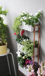 Diy Fur Kleine Balkons Pflanzregal Aus Kupferrohren Selbstgemacht Diy Blumenstander Pflanzenregale Und Pflanzen