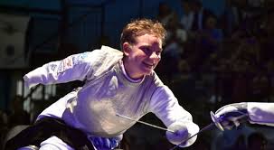 , la scherma in carrozzina non differisce da quella per normodotati se non per il fatto che gli atleti sono seduti appunti su di una carrozzina fissata alla pedana di gara. Campionato Europeo Paralimpico Bebe Vio Conquista La Medaglia D Oro Nella Scherma