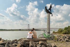 Der Niederrhein Ist Ein Paradies Fur Radfahrer Die Hier Freien Blick Bis Zum Horizont Haben Unterwegs Laden Unberuhrte Natu Rheinradweg Tourismus Kleine Orte