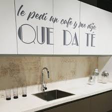 Bajo precio para materiales de construcción ✅ orden pegatinas decorativas para las paredes ahora ✅ entrega materiales de acabado, baldosa, empapelado a todas las regiones colombia ► allbiz. Retovinilo Vinilo Decorativo Para Los Muebles De Cocina De Amelia Con El Texto Le Pedi Un Cafe Y Me D Vinilos Cocina Vinilos Para Muebles Vinilos Para Cocina