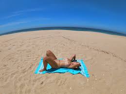 Nackt-Yoga am Strand