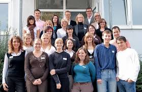 In jeder filiale zeigt matt optik eine vielzahl von brillenfassungen, darunter auch weltbekannte marken internationaler couturiers, aber auch modische und zugleich preisgünstige modelle der aktuellen opticland. 22 Junge Menschen Starten Ins Berufsleben Der Augenoptiker