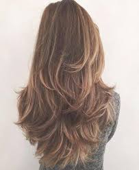 Der klassische „messy bun der schnelle dutt ist nichts neues, allerdings erfordert es etwas mehr fingerspitzengefühl, damit er perfekt sitzt und lange hält. Lange Haare Stufenschnitt Hinten Frisuren Pinterest Frauen Haare Gestufter Haarschnitt Frisuren Lange Haare Schnitt Haarschnitt