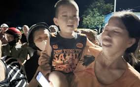 CLIP: Người mẹ vỡ òa cảm xúc khi tìm thấy con trai 3 tuổi đi lạc trong đêm,  giữa rẫy vắng