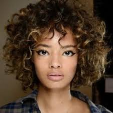 Frisuren mit locken gefallen nicht jedem, deshalb ist es gut zu wissen wie mann. Wohl Der Perfekte Schnitt Fur Locken Ein Bob Der Frisurentrend In Seiner Ganzen Vielfalt Bob Frisur Locken Frisuren Kurzhaarfrisur Locken Lockige Frisuren