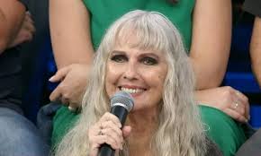 Filha de cantora da Jovem Guarda pede ajuda para mãe que está internada: 'É  muito grave'