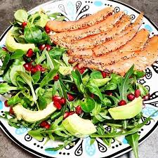 Salade Au Saumon Un Repas Express De La Mache Et Roquette Avec De Lavocat Et De La Grenade Et Du Saumon Fume Aux Grain Salade Saumon Repas Express Repas