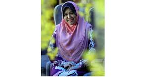 Sebagai seorang ibu, pastinya ustazah nor bahyah mengharapkan anaknya yang dibesarkan dengan penuh kasih sayang mampu dijaga sebaiknya oleh seorang lelaki yang bergelar suami. Anak Menantu Wajib Pulang Sebelum Maghrib Ustazah Siti Nor Bahyah
