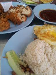 This is their star dishes and i was highly anticipating it. Warung Nasi Lemak Wak Kentut Saji My