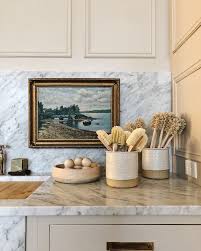 Love The Painting Hung On The Backsplash Kitchen Design Best Kitchen Designs Traditional Kitchen