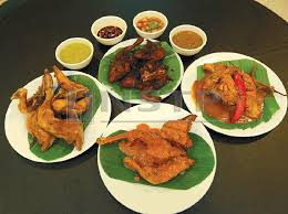 Minyak harus banyak dan dipanaskan terdahulu sebelum mengoreng. Resipi Ayam Kampung Berempah