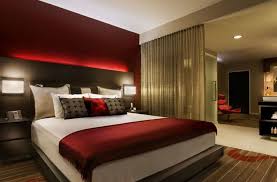 لمسة باللون الاحمر بغرف نوم الفنادق Hotel Room Design Hotel Interior Design Luxury Hotel Bedroom