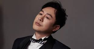 Nam thần Trương Tụng Văn gây tranh cãi khi ném thư của người hâm mộ