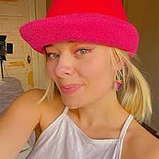 Chocolate strawberry dangles 🍓 berry good choice #etsy #etsyshop  #etsysellersofinstagram #etsyfinds #shopsmall #valentines #valentinesgift