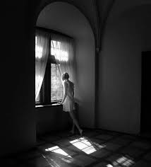 اسود و ابيض نافذة او شباك فتاة ضوء الظلام أحادية اللون النساء غرفة داكن ظل Pikist