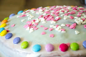 Das bedeutet, du vermischst das mehl mit etwas backpulver und verrührst es dann mit den weiteren zutaten für den teig. Ein Neuer Regenbogenkuchen Rezepte Fur Familien Kreatives Essen Baby Kind Und Meer