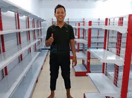 Rak tanaman dari kayu banyak dipilih orang karena dapat memberikan kesan alami dan hangat. Rak Toko Kelontong Modern Adi Rak Minimarket