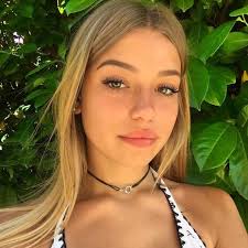 Julia Pires's Instagram, Twitter & Facebook