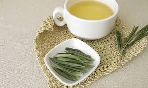 Buah hijau oval, daun zaitun minyak zaitun, buah zaitun, makanan alami, makanan png. Minum Air Daun Zaitun Mampu Kendalikan Tekanan Darah