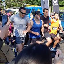 Henry's father, colin richard cavill, a stockbroker, is of english origin (born in chester, england). Henry Cavill Opening Few Steps Of The Durrell Challenge With Two Of My Brothers Durrell Durrellchallenge Facebook