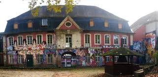 The plot of 7m wide was used in a 100%, which resulted in the lack of illumination of the kitchen and bathroom in the central part of the. Ex Haus Vor Dem Aus Grosses Bedauern In Der Stadt Trier