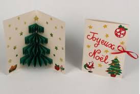 Un sapin de noel fait il ya quelques années avec mes enfants détail du pot:quelques cadeaux miniatures,des morceaux de guirlandes un peu de peinture 3d et pailletée une boule de polystyrene dans laquelle on fixe. Idees De Bricolage De Noel Ecole Notre Dame Des Buis La Boissiere De Montaigu