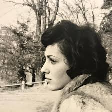 Aujourd'hui, comme chaque 6 août, je pense à ma mère qui a souffert 24  heures pour me mettre au monde (4 kilos sans péridurale, merci beaucoup).  Je pense à toutes les femmes