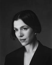 Como parte de nuestro “Capítulo V” presentamos la exposición de Ebecho  Muslimova “FATEBE GOGO LAGO ALGO” a partir del 9 de febrero. Conocida por  su estridente y sexualmente desinhibido personaje “Fatebe”, la