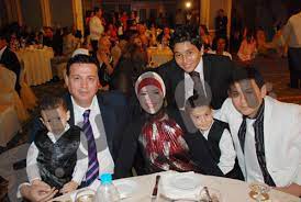 أمل شعرت بالانجذاب نحو وليد منذ لقائهما الأول، لاسيما وأنه لم يكن يعرفها على الإطلاق، كونه كان يعيش خارج لبنان غالبية الوقت، إضافة إلى أنه لا يشاهد الدراما اللبنانية. Ø´Ø§Ù‡Ø¯ ØµÙˆØ± Ù†Ø§Ø¯Ø±Ø© Ù„Ù„ÙÙ†Ø§Ù†Ø© ØµØ§Ø¨Ø±ÙŠÙ† Ù…Ø¹ Ø²ÙˆØ¬Ù‡Ø§ Ø§Ù„Ø§ÙˆÙ„ ÙˆØ§Ù„Ø«Ø§Ù†Ù‰ ÙˆÙ…Ø¹ Ø§ÙˆÙ„Ø§Ø¯Ù‡Ø§ Ø§Ù„Ù†Ù‡Ø§Ø±