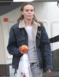 Kate bosworth a les yeux vairons (l'un bleu, l'autre marron). Kate Bosworth Is Almost Unrecognisable As She Steps Out Make Up Free With Lank Locks Daily Mail Online