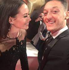 Arsenal'li mesut özil, yeni bir skandalla gündemde. Mesut Ozil Ile Sevgilisi Mandy Grace Capristo Ayrildi