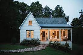 A Mississippi Home That Gave New Life To An Old Farmhouse Old Farm Houses Old Farmhouse Farmhouse Plans