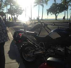 カラカウア通りにてバイク激写 バイクは日本にいても普通に目にするけど なぜかハワイで見たらカッコ良さ30 増し 笑 わたしはバイクの免許は持っていないので乗れないけれど やっぱりハワイの風を切って走るバイクにはあこがれます ワイキキ ハワイ