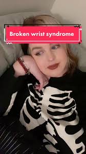 #stitch with @ambrosia.v I FEEL ATTACKED 💀 😂 #asdtok #asdandme  #adhdandasd #adhdandautism #autismawareness #autismoftiktok  #brokenwristsyndrome