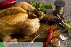 Il segreto sta tutto nella cottura dentro ad una calotta di sale, dove la cottura si mantiene costante, e va a creare così un piatto tanto dietetico quanto delizioso e, non vi nego, il fattore estetico contribuisce, e non poco, al successo di questo piatto che già di per sè è semplicemente. Pollo Al Forno