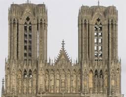 Durant le xive siècle, des chapelles latérales, non initialement prévues, sont ajoutées de part et d'autre de la nef, dans l'encombrement des contreforts. Catedrala Notre Dame Din Reims Champagne Ardenne Informatii Si Galerie Imagini Hoteluri In Apropiere