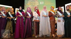 Menyadari adanya kebutuhan para muslimah akan busana muslim yang memiliki model sedikit, para desainer mulai meluncurkan inovasi terbaru di bidang fashion. Indosiar Mencari Putri Muslimah Tingkat Asia Showbiz Liputan6 Com