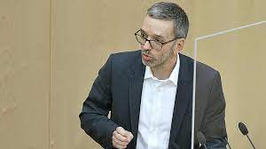 Innenminister herbert kickl steht im mittelpunkt der kritik an einer razzia beim bundesamt für verfassungsschutz und. Kickl Erklart 2021 Zum Kurz Muss Weg Jahr Nachrichten At