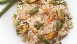 Il risotto è un primo piatto tipico della cucina italiana, originario della lombardia poi diffusosi in tutto il nord italia e oggi presente in numerose versioni in tutto il paese. Risotto Con Asparagi Gamberi E Cozze Tutto Sapore E Bonta