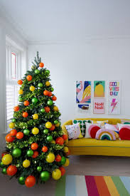 Warga memperhatikan kreasi pohon natal di gereja kristen pasundan (gkp) jemaat di jalan stasiun, depok, jawa barat, selasa (18/12/2018). 10 Ide Dekorasi Pohon Natal Unik Yang Bikin Perayaan Natal Berbeda Artikel Spacestock