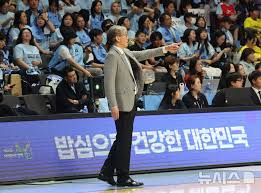 작전 지시하는 손창환 소노 감독