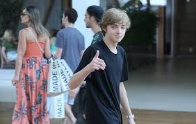 Por favor, utilize versão suportada para ter acesso às melhores funções do msn. Filho De Luciano Huck E Angelica E Clicado Em Passeio No Shopping O Fuxico