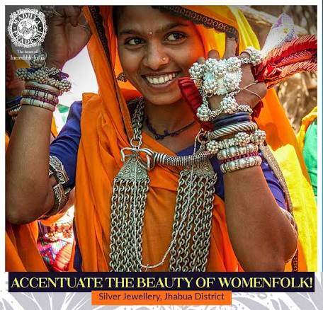 Often seen enhancing the beauty of Bhil women, the tribal silver jewellery is a significant part of their whole attire. One can witness groups of beautiful ladies adorning the silver ornaments during