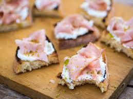 Fetta di pane abbrustolita condita con pomodoro e. Bruschette Mortadella E Pistacchi Al Blog Giallo Zafferano Facebook